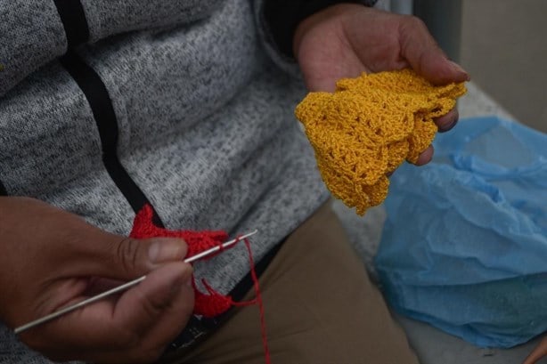 ¡Artesanía en miniatura! Mujer teje vestidos para muñecas en calles de Xalapa