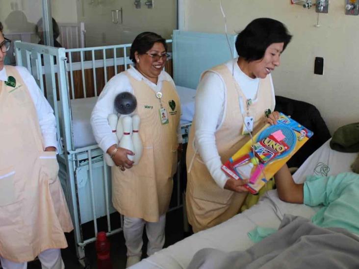 Obsequia Voluntariado IMSS Veracruz Norte juguetes con motivo del Día de Reyes