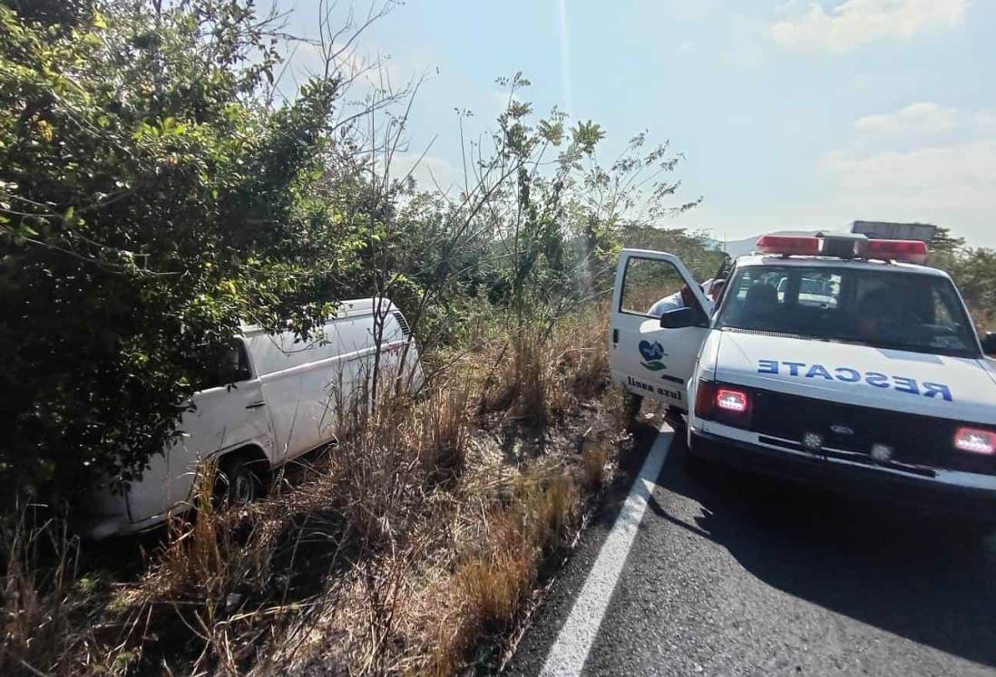 Camioneta sufre falla mecánica y se sale de la carretera rumbo a Actopan, Veracruz