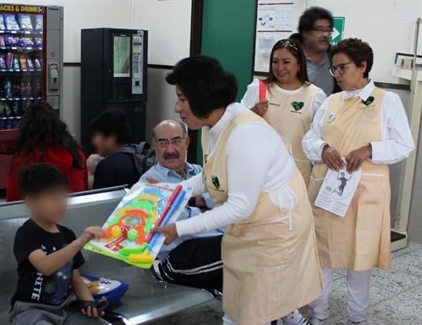 Obsequia Voluntariado IMSS Veracruz Norte juguetes con motivo del Día de Reyes