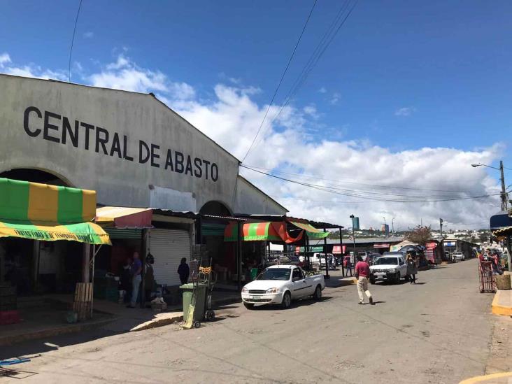 Central de Abastos de Xalapa: Vendedores y vehículos invaden calles aledañas