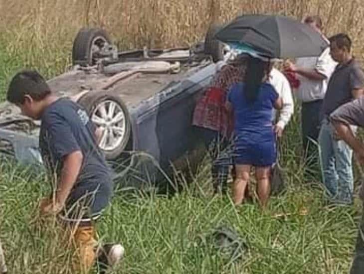 Vuelca automóvil en la carretera a Cotaxtla, Veracruz; hay dos lesionados