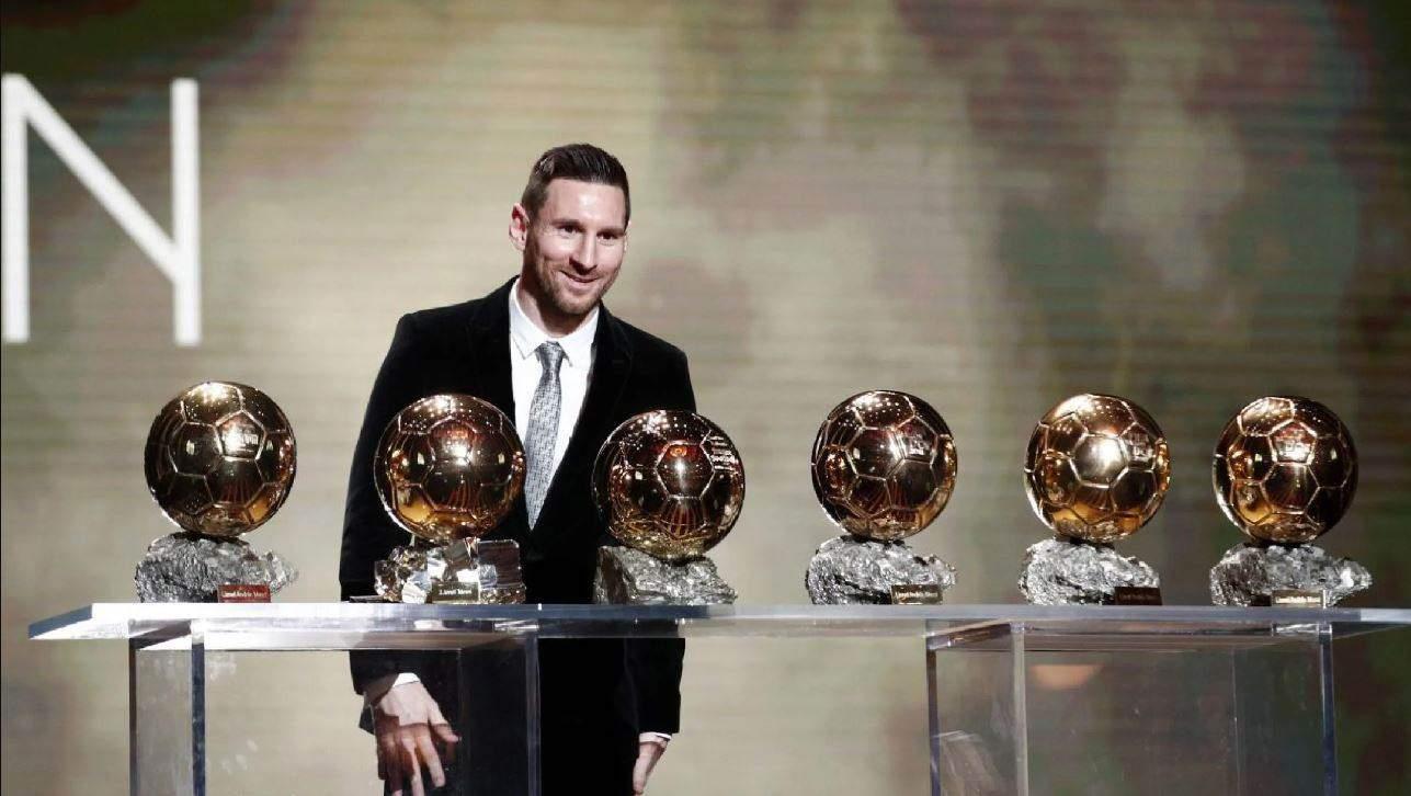 Mano negra con Balón de Oro a Lionel Messi en 2021