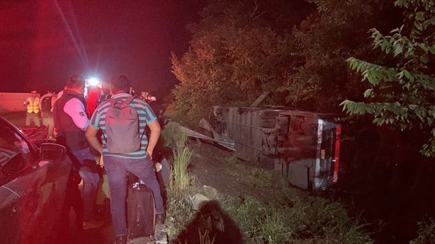 Vuelca autobús con ruta Coatzacoalcos-Xalapa; hay 10 heridos al menos