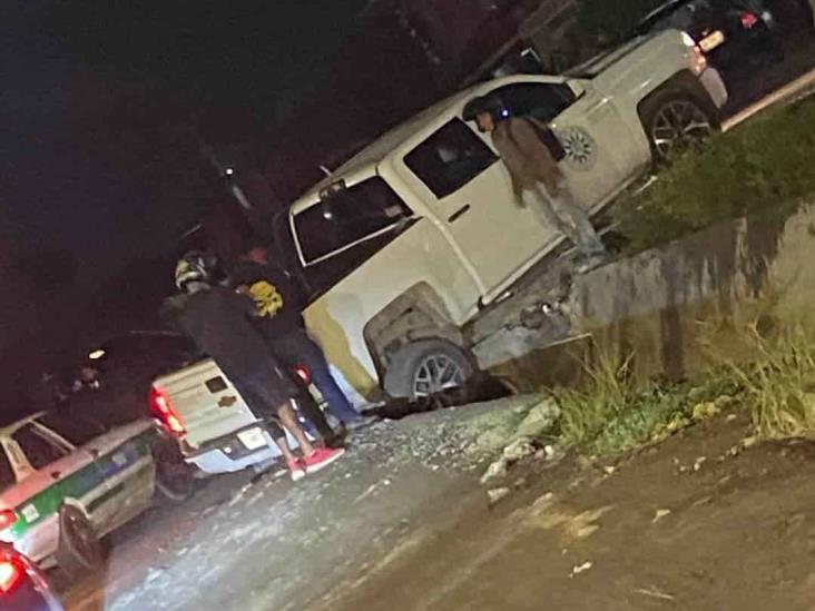 Camioneta cae en un canal en la colonia Rafael Lucio, en Xalapa