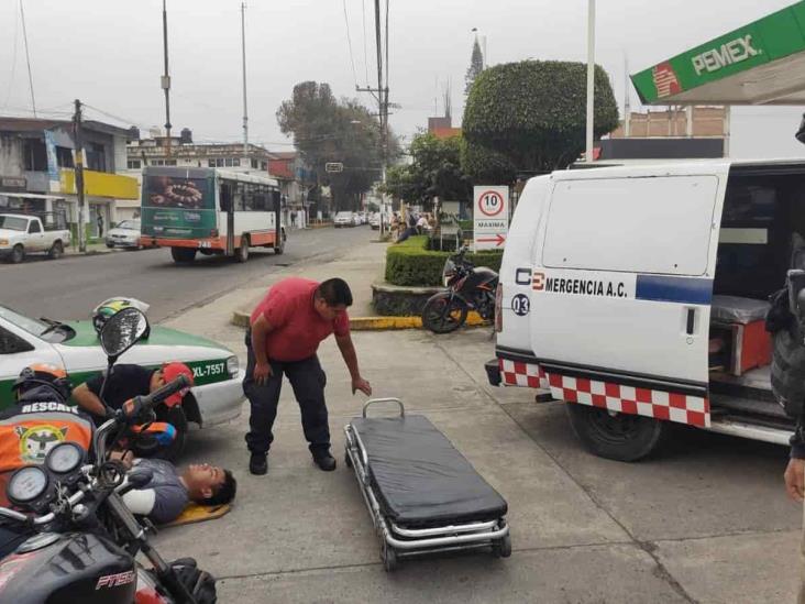 Motociclista se lesiona tras chocar contra taxi en Xalapa