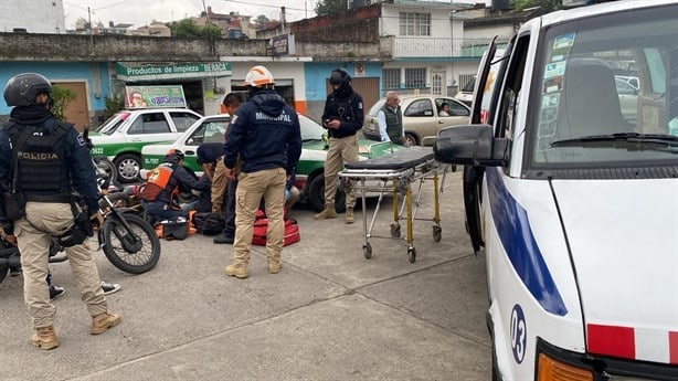 Motociclista se lesiona tras chocar contra taxi en Xalapa