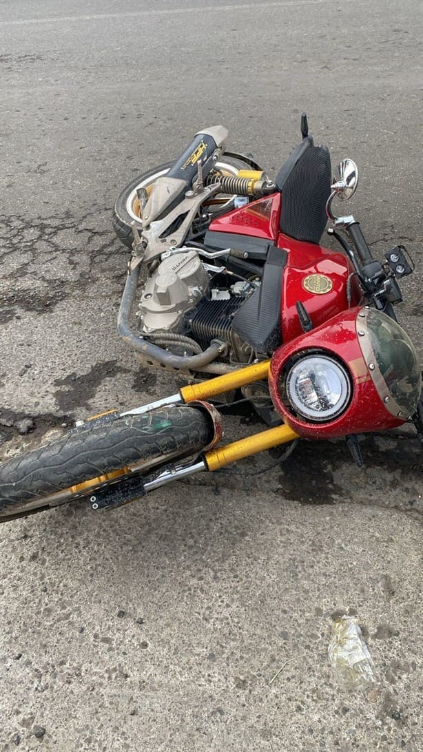 Motociclista se lesiona tras chocar contra taxi en Xalapa