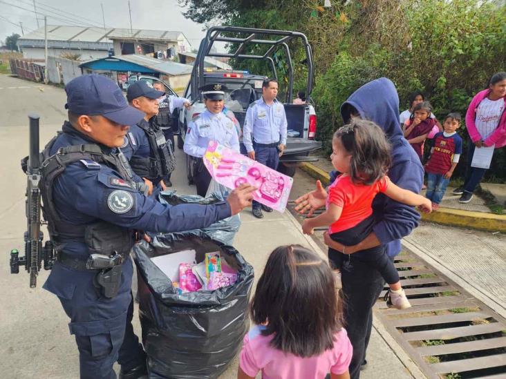 SSP Veracruz lleva juguetes a niños de Acajete