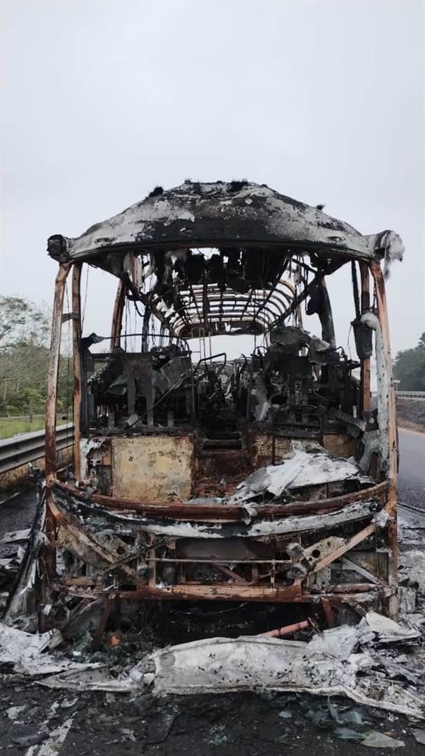 Tras choque, se incendia autobús de turismo en autopista Tierra Blanca-La Tinaja