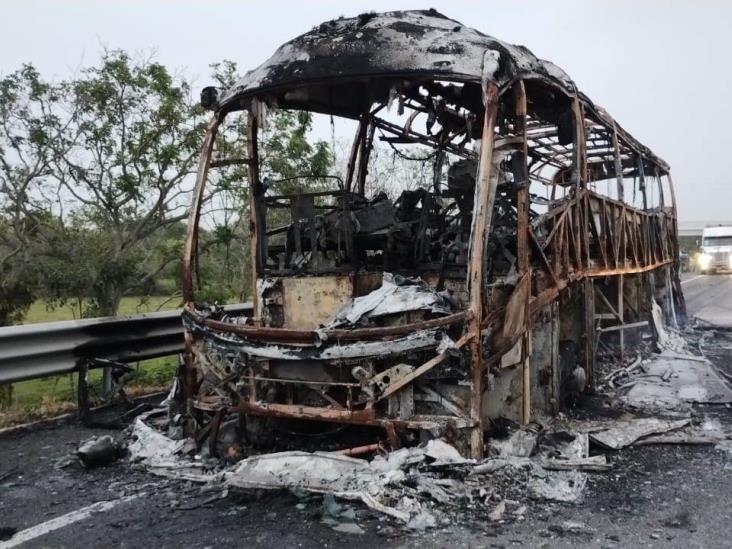 Tras choque, se incendia autobús de turismo en autopista Tierra Blanca-La Tinaja