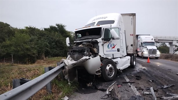 Tras choque, se incendia autobús de turismo en autopista Tierra Blanca-La Tinaja