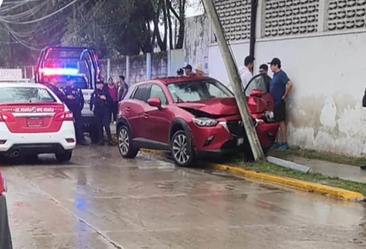Se registra choque de camioneta contra poste de Telmex; jugaba carreritas