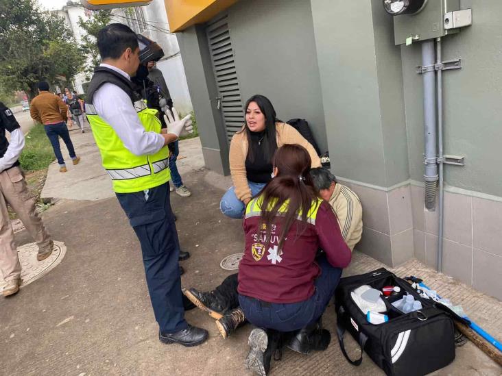 Hombre mayor se desvanece en calles de Xalapa