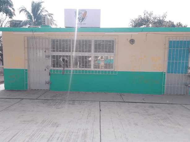 Vandalizan telesecundaria en avenida Miguel Alemán, Veracruz