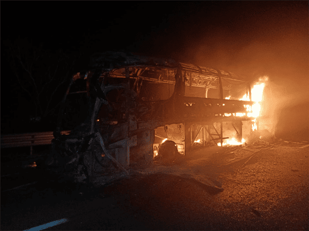 Se incendia autobús de turismo en Tierra Blanca