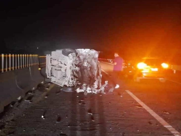 Volcadura de camioneta en la Córdoba-Veracruz deja dos personas lesionadas