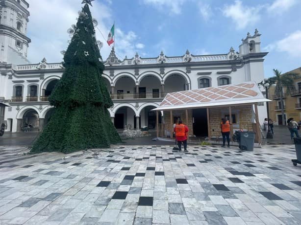 Inicia el retiro de adornos navideños en el Zócalo de Veracruz