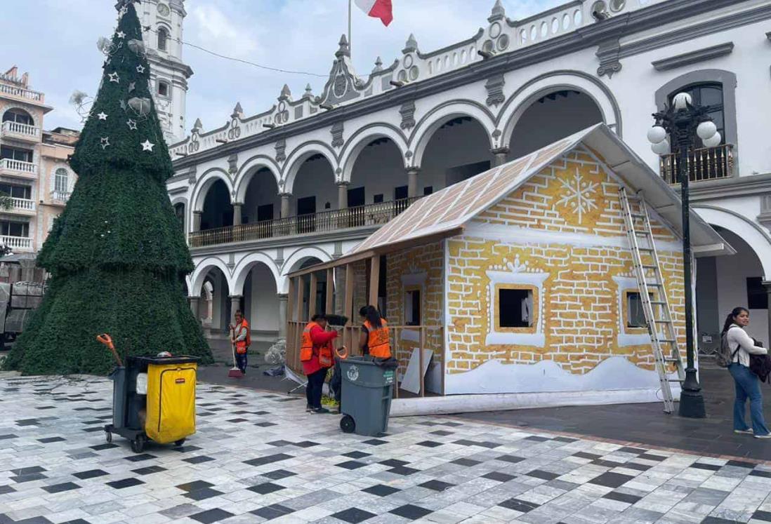 Inicia el retiro de adornos navideños en el Zócalo de Veracruz