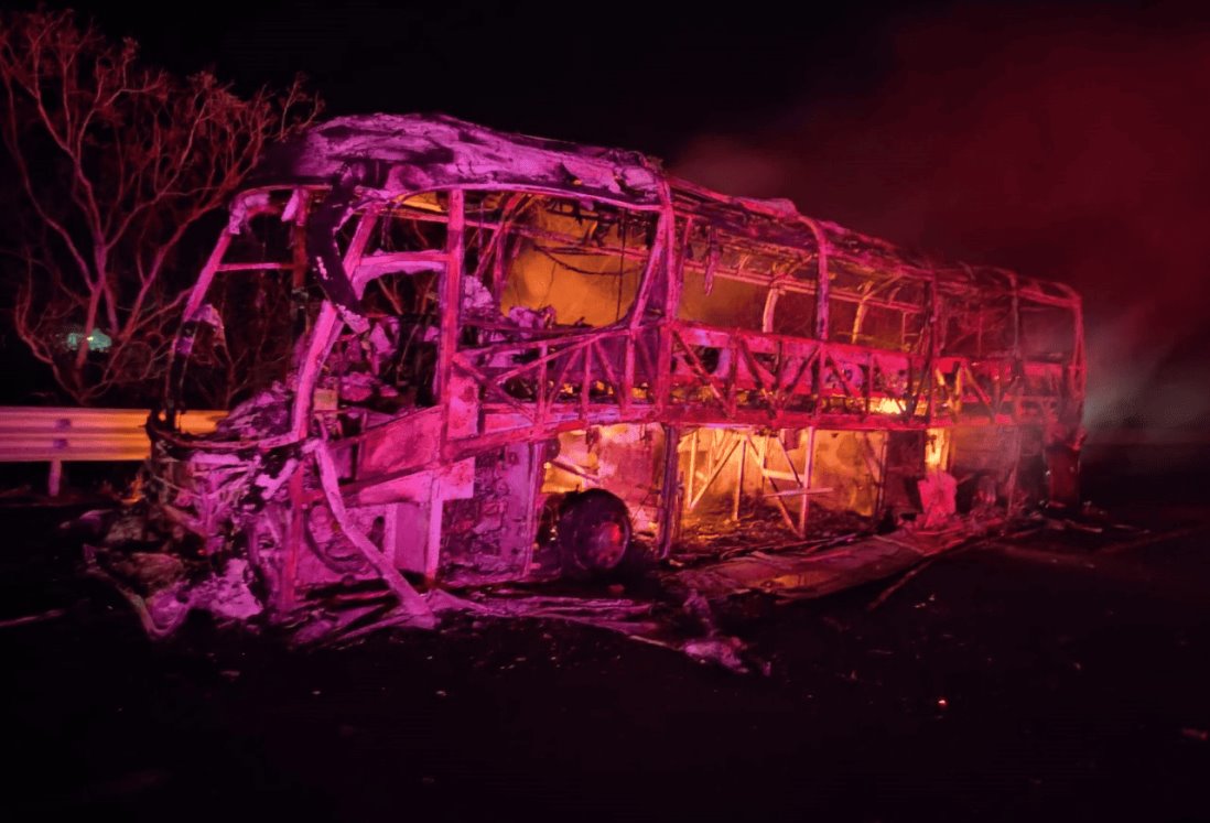 Se incendia autobús de turismo en Tierra Blanca