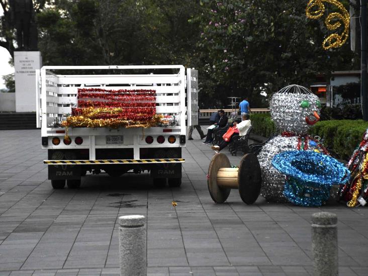 ¡Se acaban los festejos! Retiran adornos navideños del Parque Juárez de Xalapa