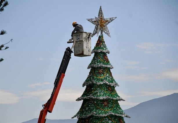 ¡Se acaban los festejos! Retiran adornos navideños del Parque Juárez de Xalapa