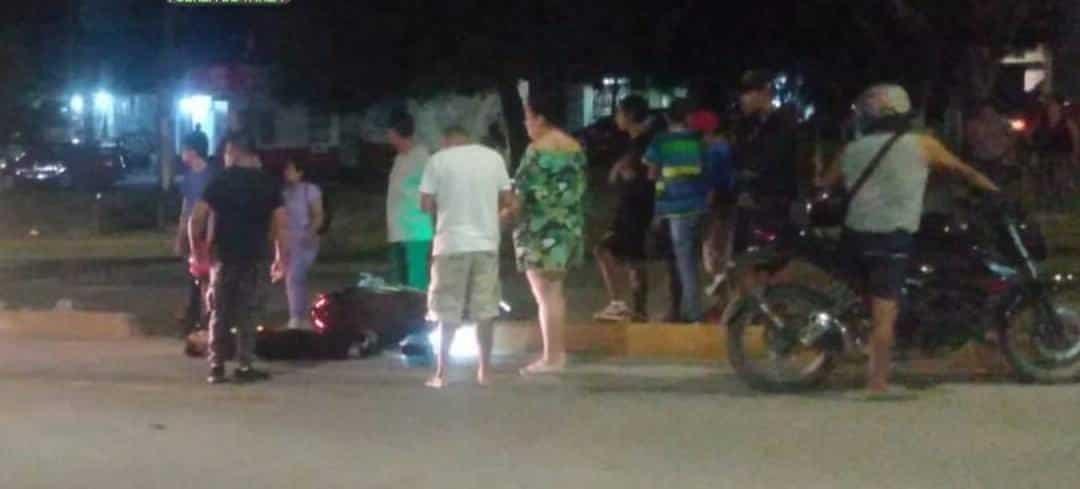 Mujer motociclista termina en el suelo tras impacto de un taxi de Veracruz