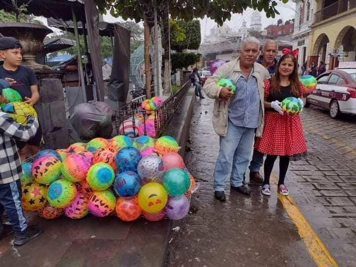 Por Día de Reyes, llevan regalos a niños de Misantla