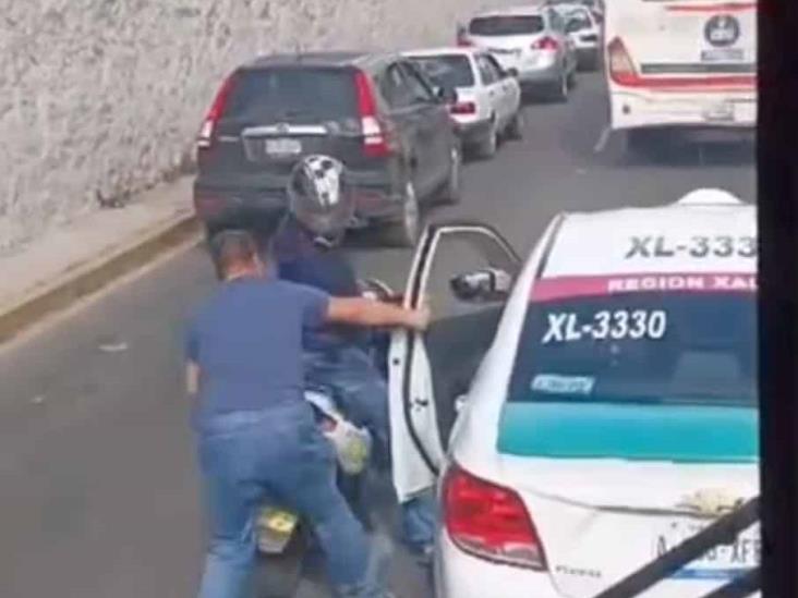 Tras conflicto vial, taxista agrede a golpes a motociclista, en Xalapa (+Video)