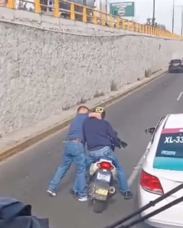 Tras conflicto vial, taxista agrede a golpes a motociclista, en Xalapa (+Video)