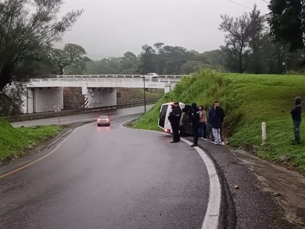 Camioneta vuelca en la autopista Puebla-Córdoba; no hay lesionados (+Video)