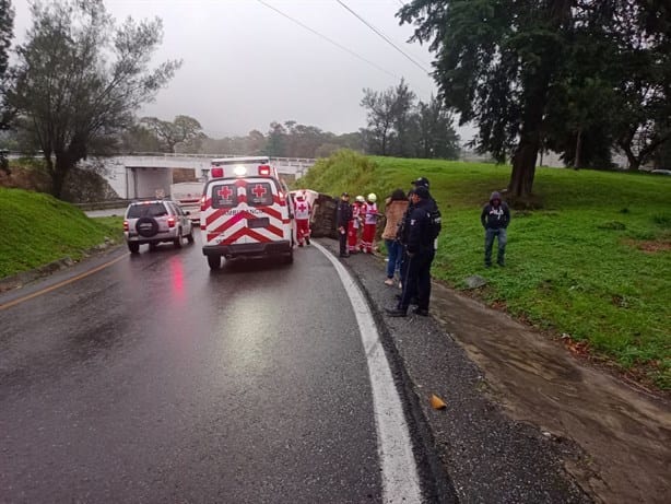 Camioneta vuelca en la autopista Puebla-Córdoba; no hay lesionados (+Video)