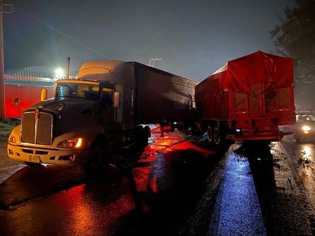 Camión de carga y tráiler protagonizan aparatoso choque en carretera Xalapa-Las Vigas