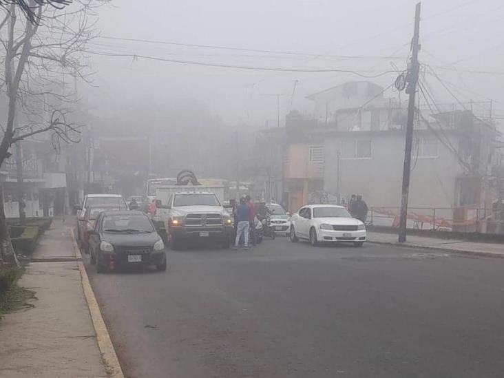 Choque en transitada avenida de Xalapa genera caos vial