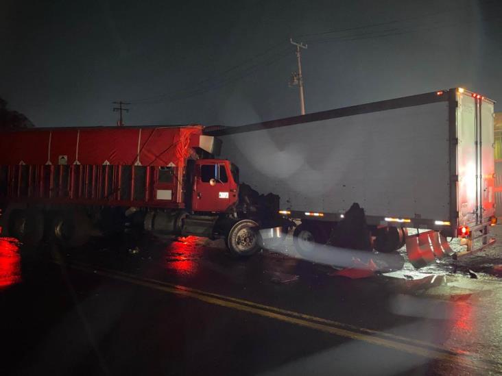 Camión de carga y tráiler protagonizan aparatoso choque en carretera Xalapa-Las Vigas