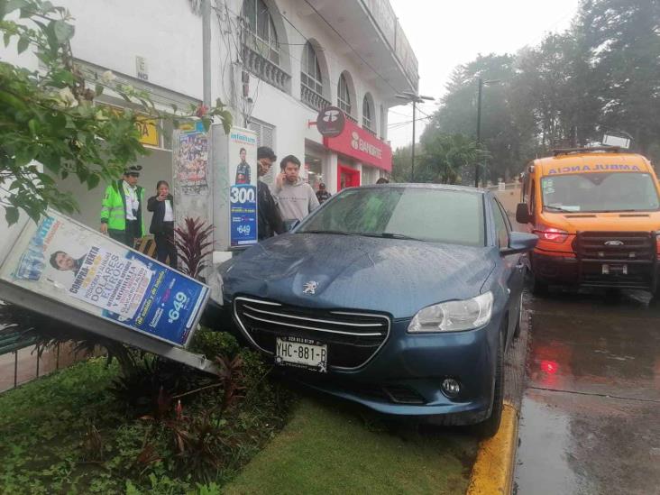 En Xalapa, sujeto arrolla a una mujer y choca contra una caseta telefónica