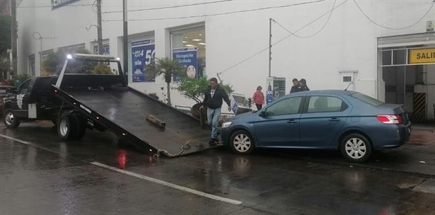 En Xalapa, sujeto arrolla a una mujer y choca contra una caseta telefónica