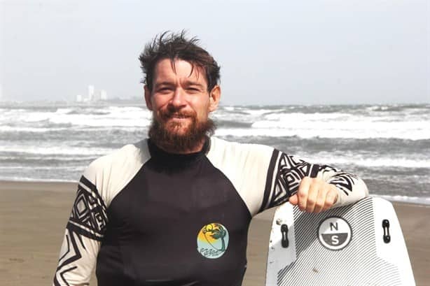 Dorian Air, ciudadano francés que conquista las olas de Boca del Río pese a norte explosivo