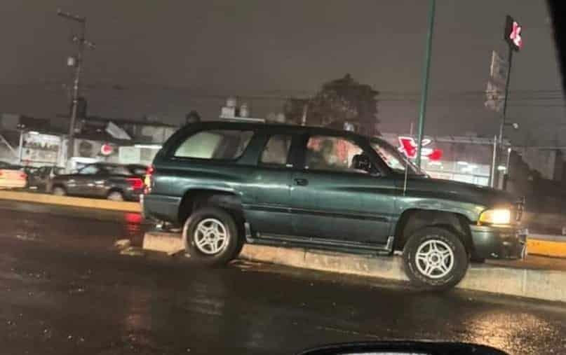 Conductor monta con su camioneta en muro divisorio del puente de Las Trancas