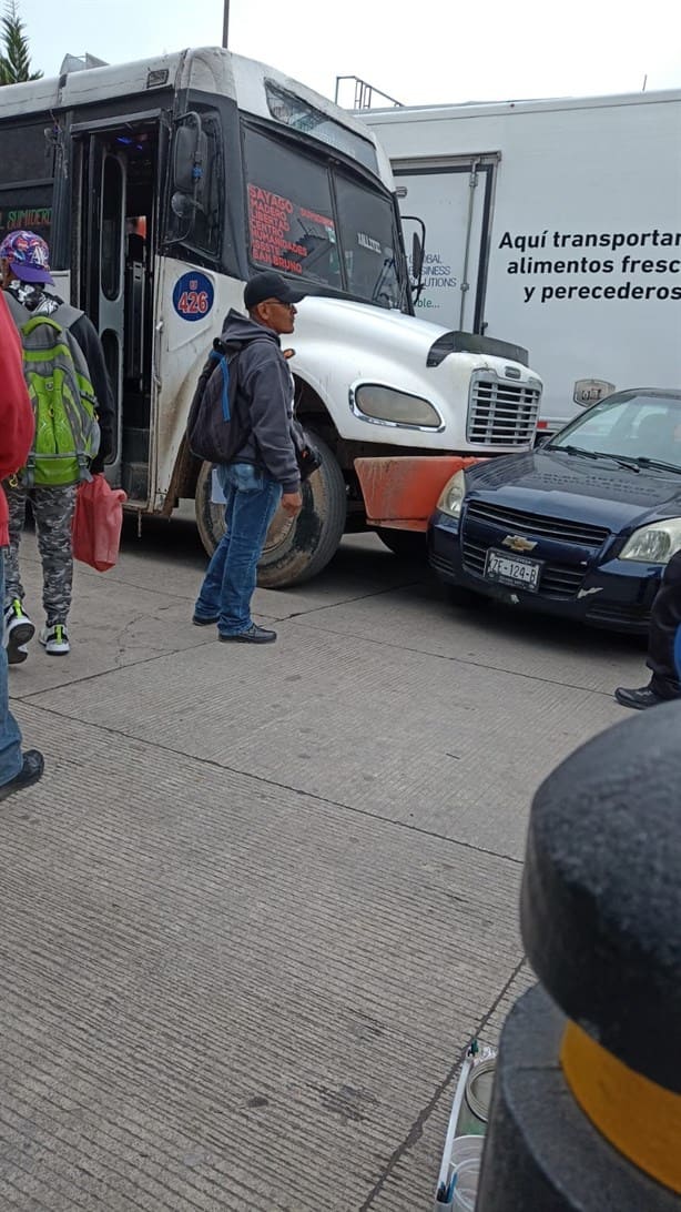 Autobús y auto chocan en Chedraui Caram, en Xalapa