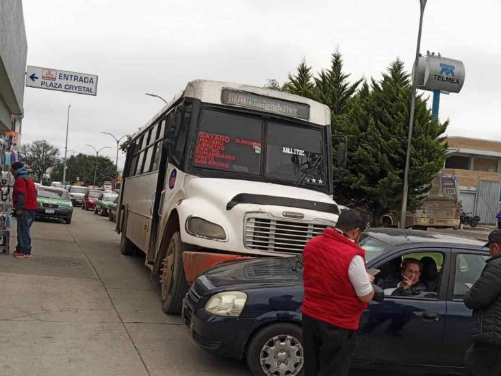 Autobús y auto chocan en Chedraui Caram, en Xalapa