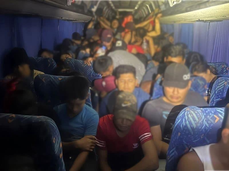 Rescatan a 182 migrantes hacinados en un autobús de turismo en carretera de Veracruz
