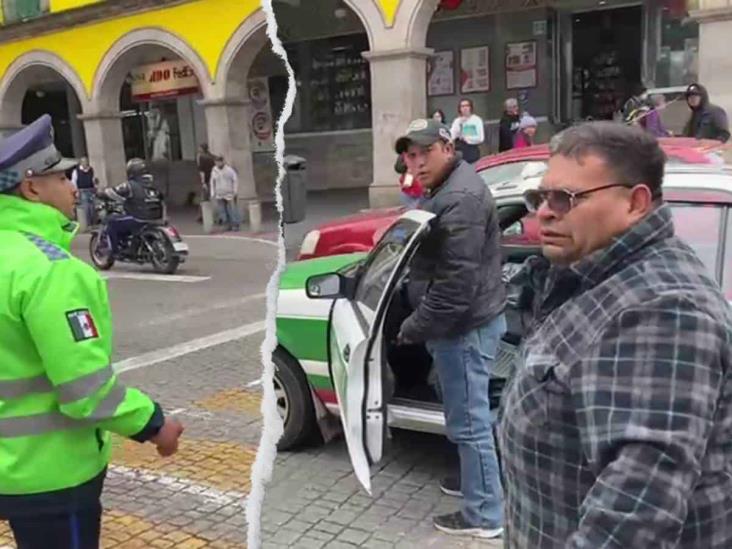 Taxista y peatón se confrontan frente a oficial de Tránsito en Xalapa (+Video)