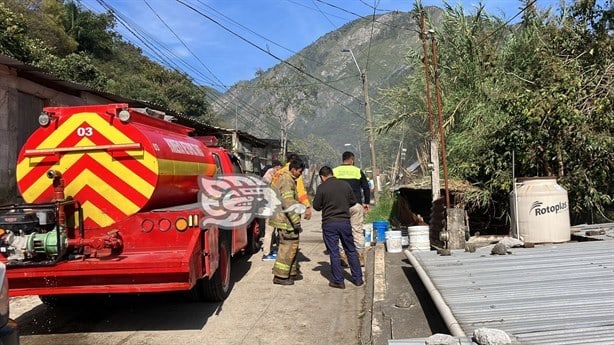 Incendio consume vivienda en Nogales; dos bomberos resultaron intoxicados