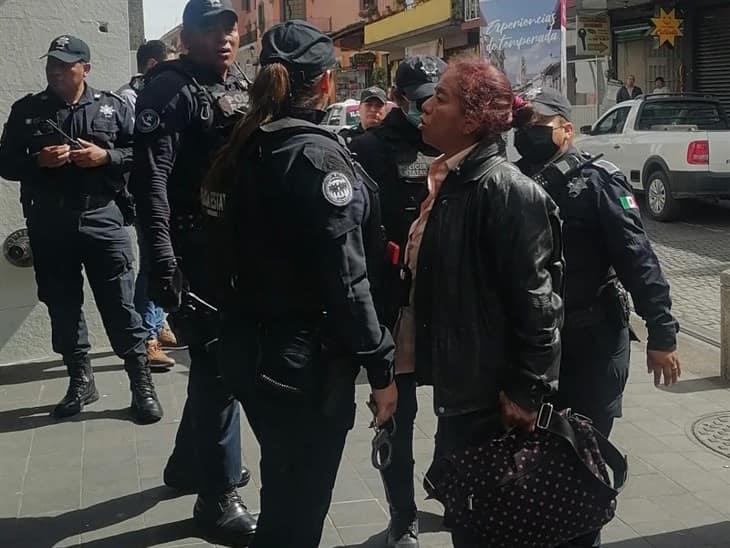 Mujer causa destrozos y agrede a secretaria en la recepción de la Torre de la SSP 