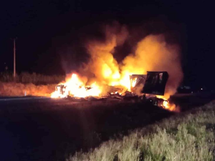 Tráiler termina ‘hecho chicharrón’ en la autopista Veracruz-Córdoba