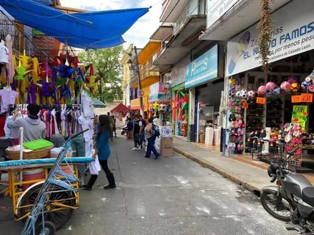 Xalapa sin cultura vial; negocios invaden pasos peatonales, calles y avenidas