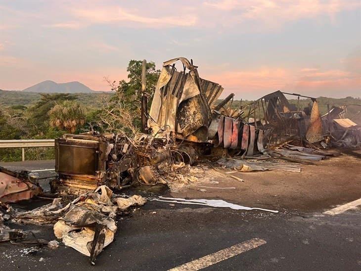 Accidente de pipa en la autopista Cardel-Totomoxtle genera cierre temporal