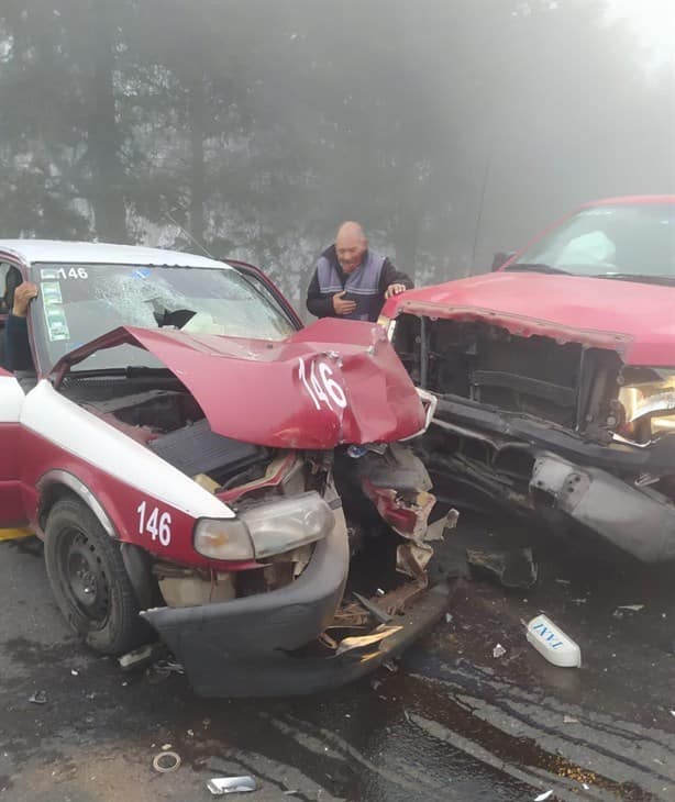 Aparatoso choque entre taxi y camioneta en la Xalapa-Perote deja dos heridos