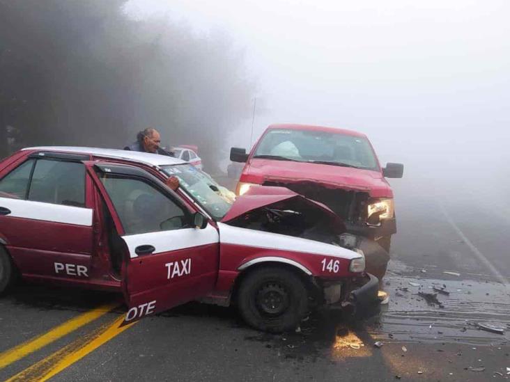 Aparatoso choque entre taxi y camioneta en la Xalapa-Perote deja dos heridos